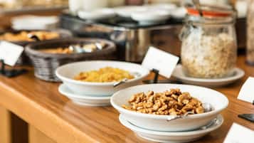 Tägliches kontinentales Frühstück (25 USD pro Person)