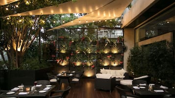 Frukost och lunch serveras, njut av de goda smakerna från franska köket.