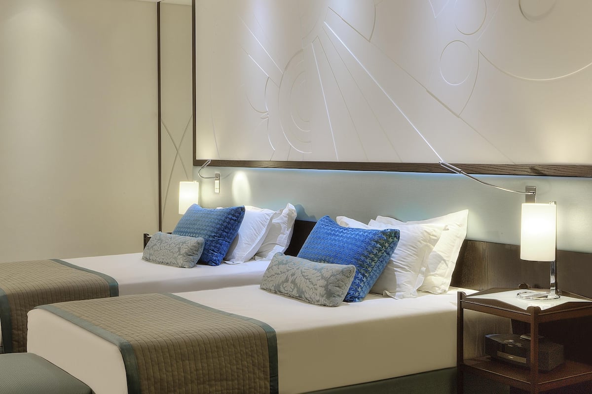 Junior Suite, 2 Twin Beds | Egyptian cotton sheets, premium bedding, pillowtop beds, minibar