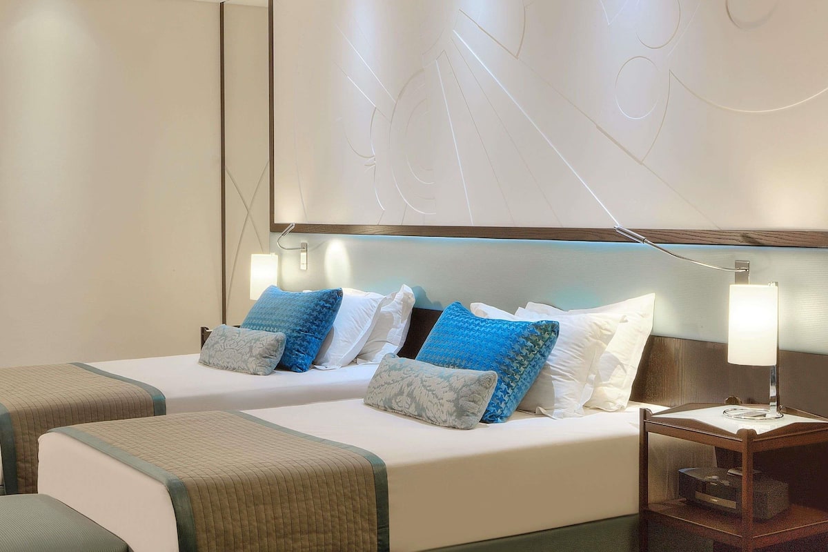 Junior Suite, 2 Twin Beds | Egyptian cotton sheets, premium bedding, pillowtop beds, minibar