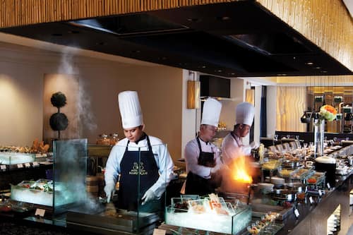 2 restaurantes, se sirven desayunos, comidas y cocina internacional