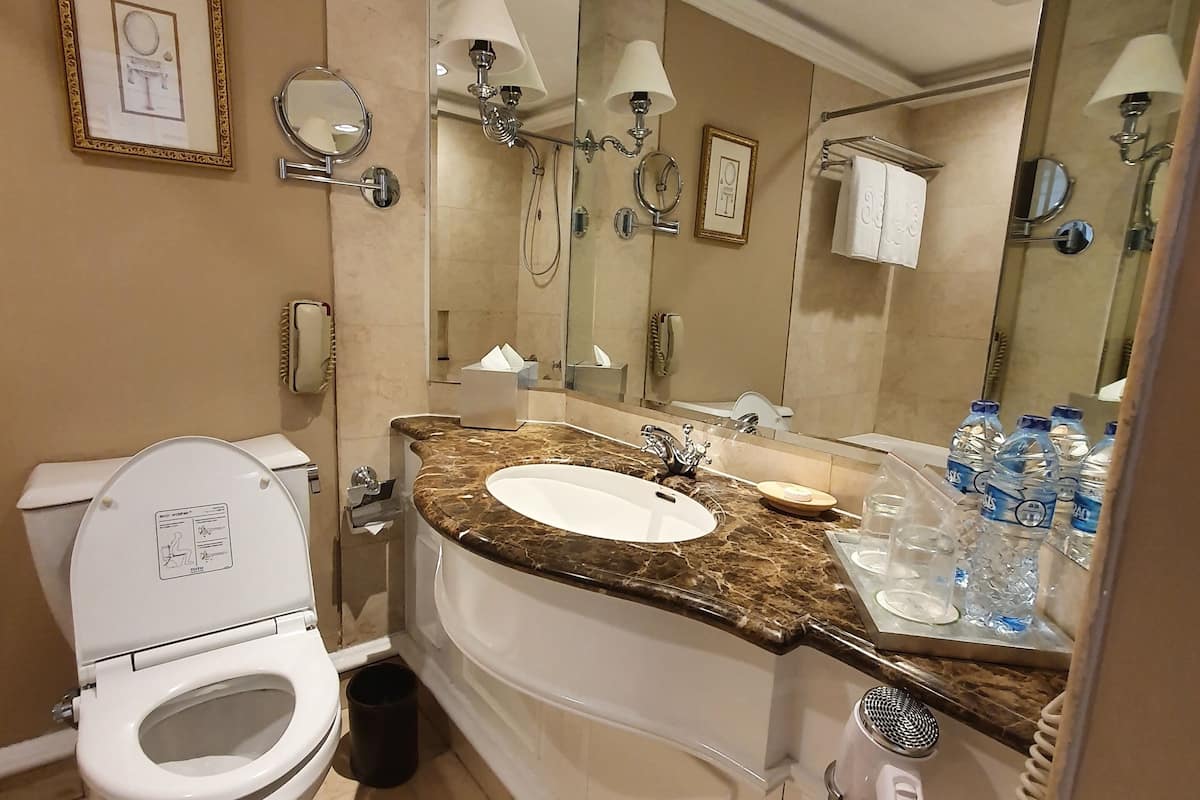 executive suite | 1 bedroom, minibar, in-room safe, desk