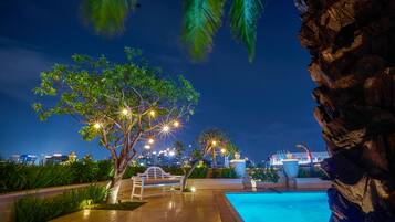 Una piscina al aire libre, tumbonas