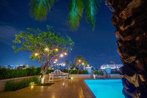 Outdoor pool, pool loungers - Hotel Gran Mahakam (Jakarta)