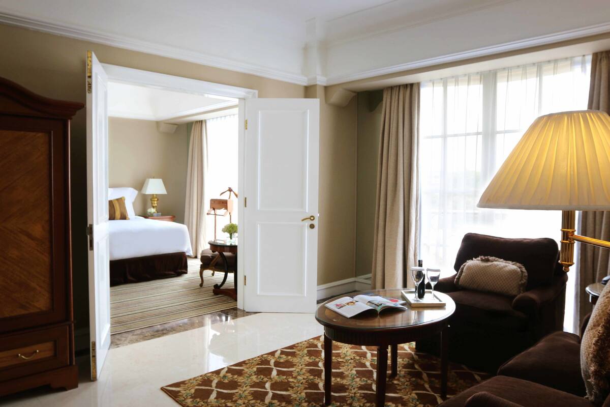 deluxe suite | living room