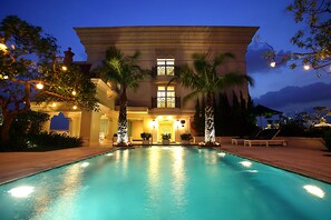 A large swimming pool with a building in the background. - Hotel Gran Mahakam (Jakarta)