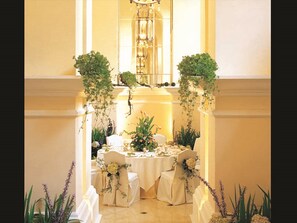 2 restaurants, breakfast, lunch, dinner served; international cuisine - Hotel Gran Mahakam (Jakarta)