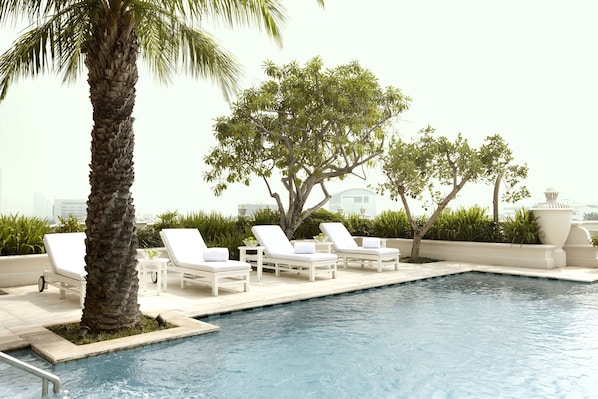 Outdoor pool, pool loungers - Hotel Gran Mahakam (Jakarta)