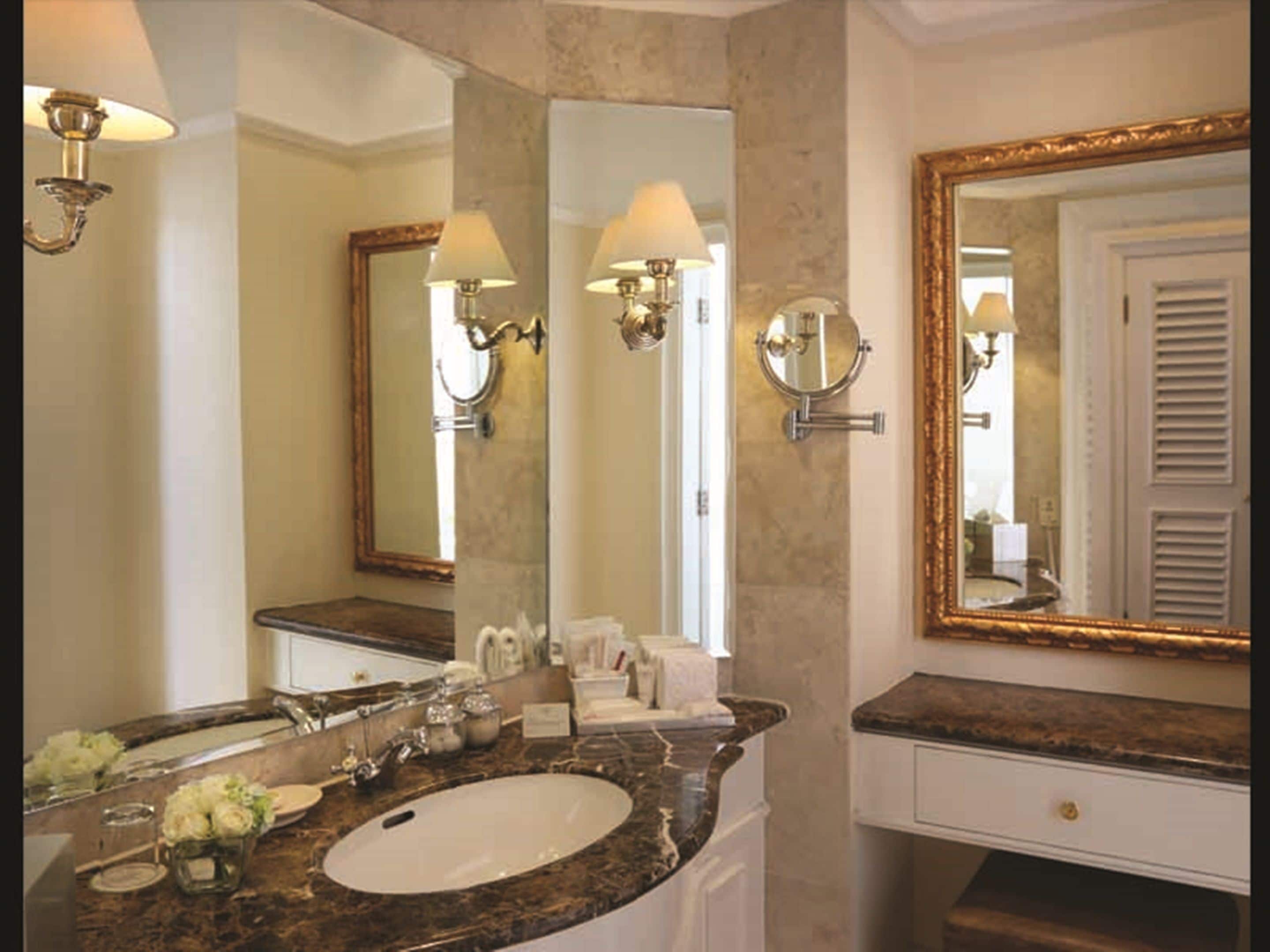 combined shower/bathtub, deep-soaking bathtub, free toiletries