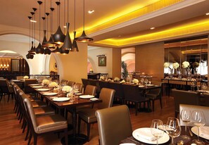 2 restaurants, breakfast, lunch, dinner served; international cuisine 