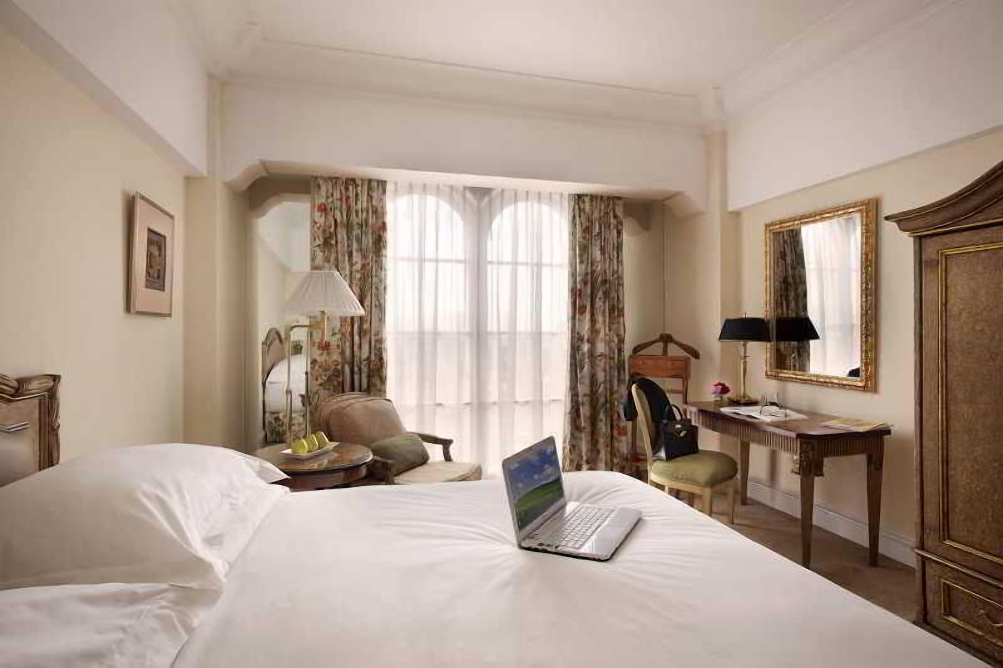 Minibar, coffres-forts dans les chambres, bureau