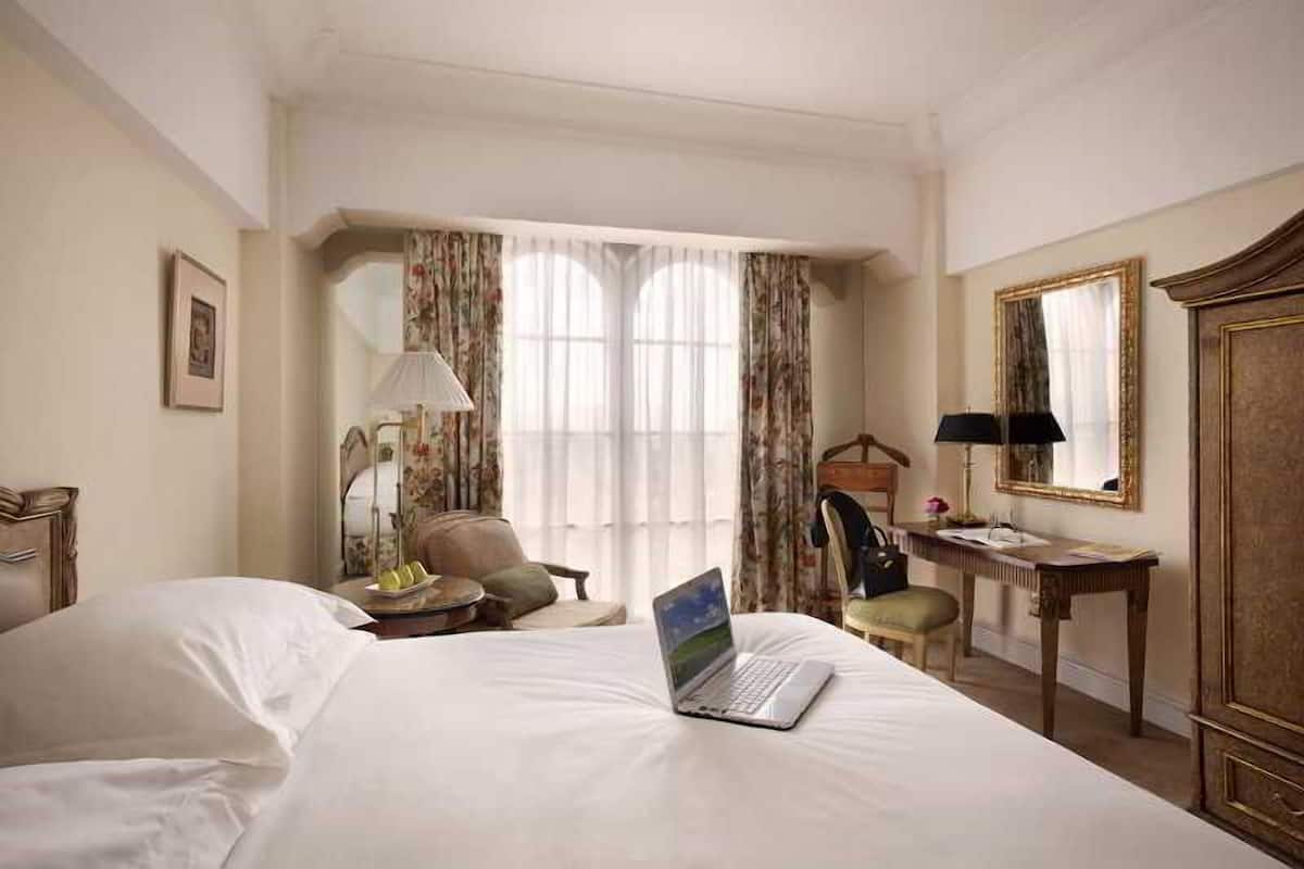 Minibar, in-room safe, desk, iron/ironing board (on request)