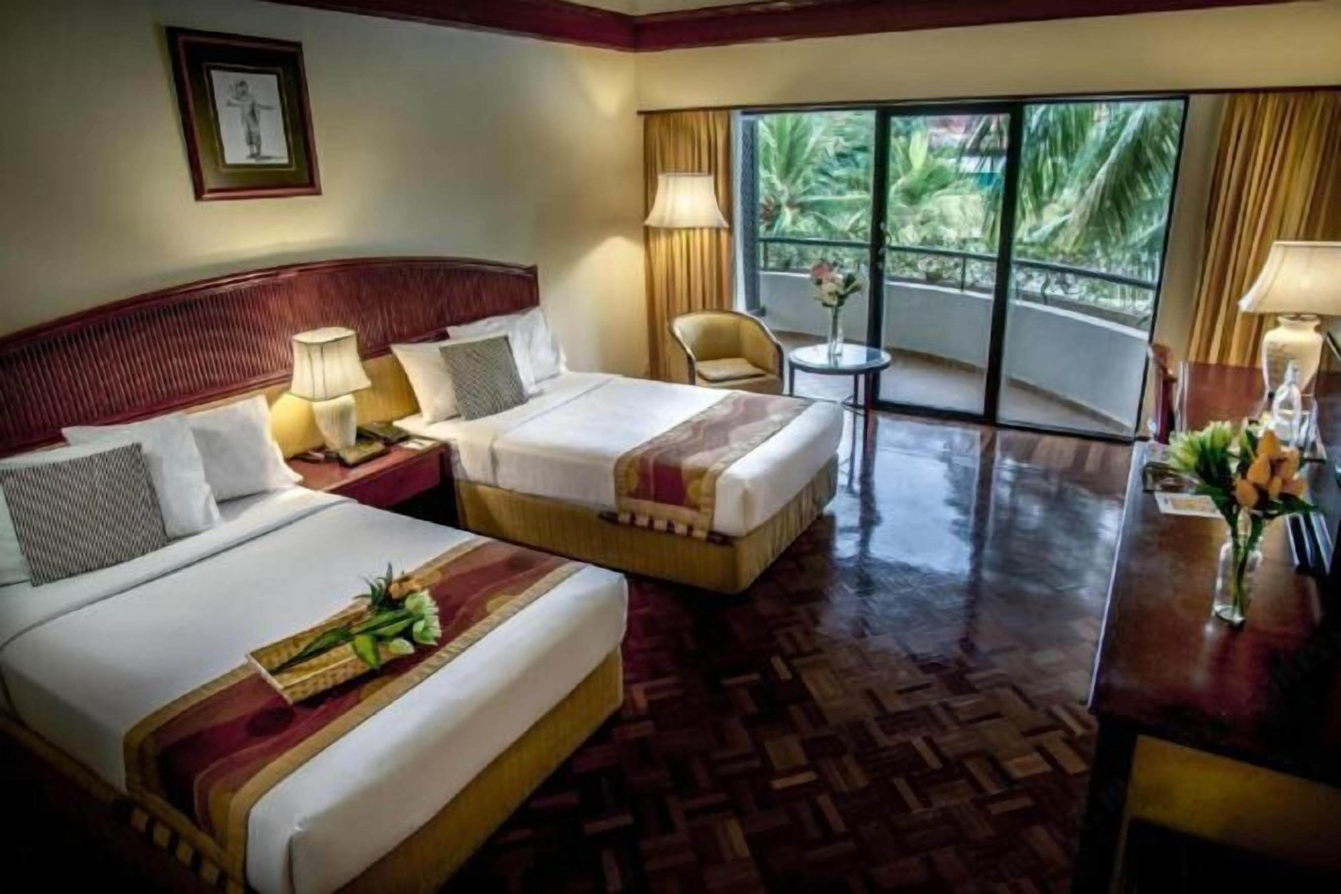 Frigobar, cofres nos quartos, escrivaninha, quartos à prova de som