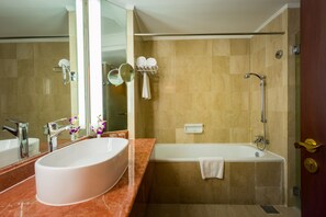 Chambre « Premier » avec lits jumeaux (Deluxe - Newly Renovated) | Salle de bain | Baignoire et douche séparées, articles de toilette gratuits