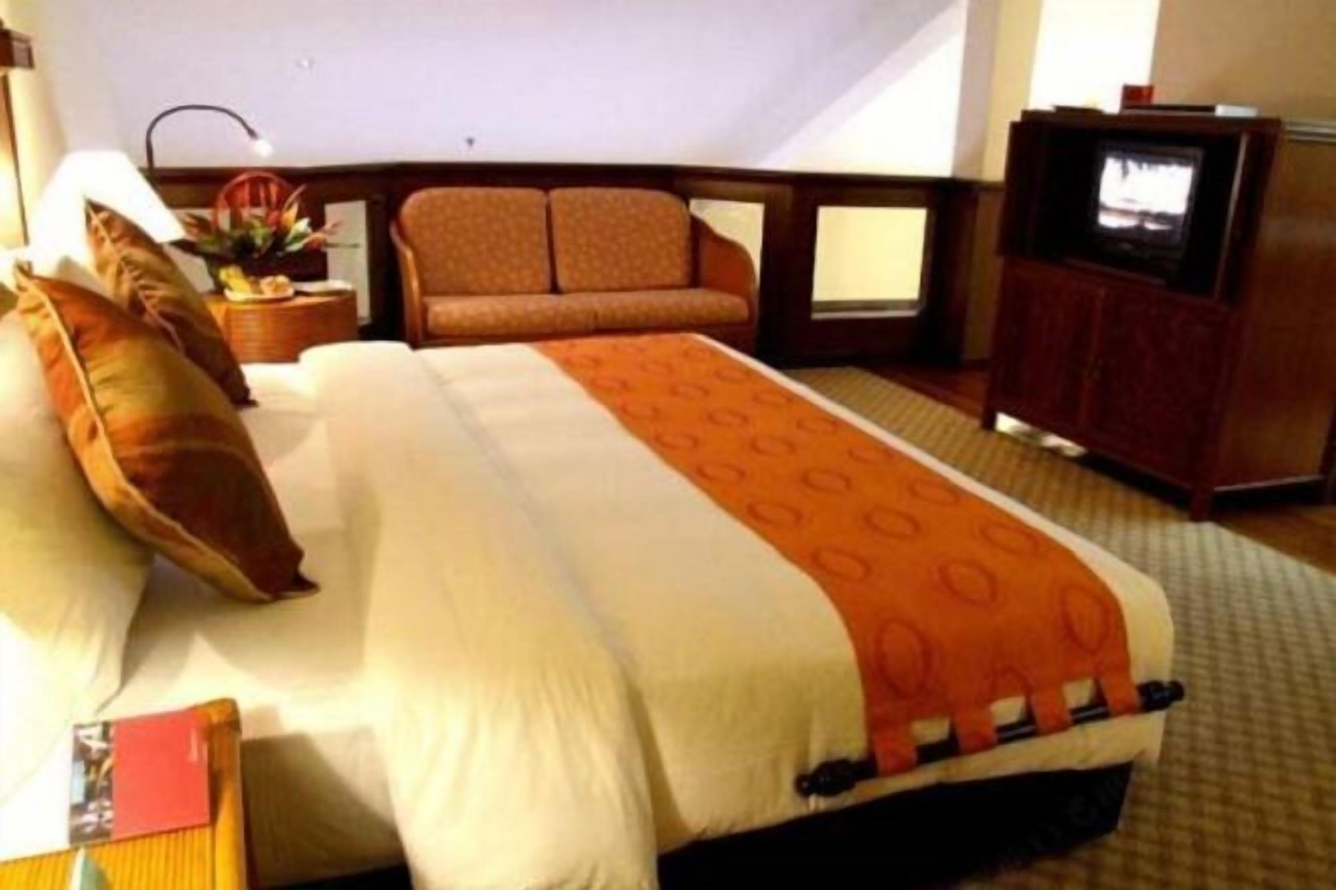 Frigobar, cofres nos quartos, escrivaninha, quartos à prova de som