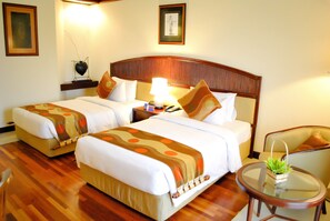 Deluxe Twin Room | Minibar, in-room safe, desk, soundproofing