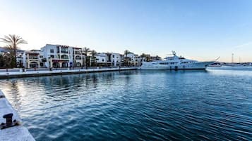 Pantai persendirian, kerusi lepak pantai, payung, tuala pantai