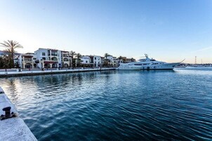Praia particular, espreguiçadeiras, guarda-sóis, toalhas de praia 