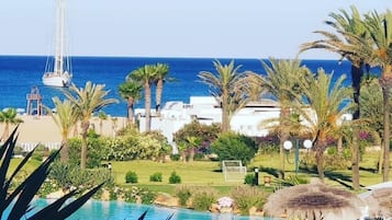 Plage privée, chaises longues, parasols, serviettes de plage