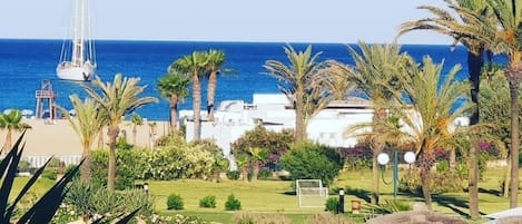 Plage privée, chaises longues, parasols, serviettes de plage