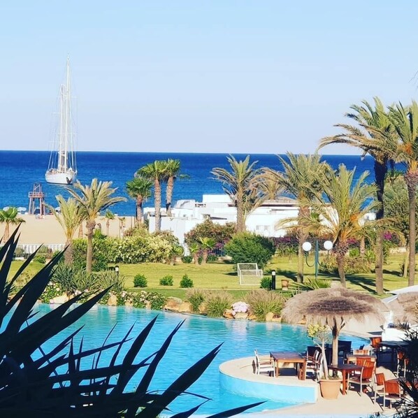 Plage privée, chaise longue, parasol, serviettes de plage