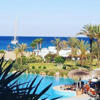 Playa privada, sillas reclinables de playa, sombrillas, toallas de playa