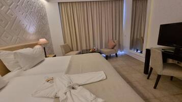 Chambre Double Supérieure, vue mer | Minibar, coffres-forts dans les chambres, décoration personnalisée