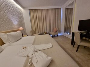 Phòng đôi Superior, quang cảnh biển | Minibar, két bảo mật tại phòng, trang trí khác biệt, màn/rèm cản sáng 