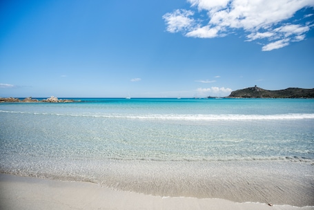 Privatstrand, weißer Sandstrand, kostenloser Shuttle zum Strand. Almar Timi Ama Villasimius