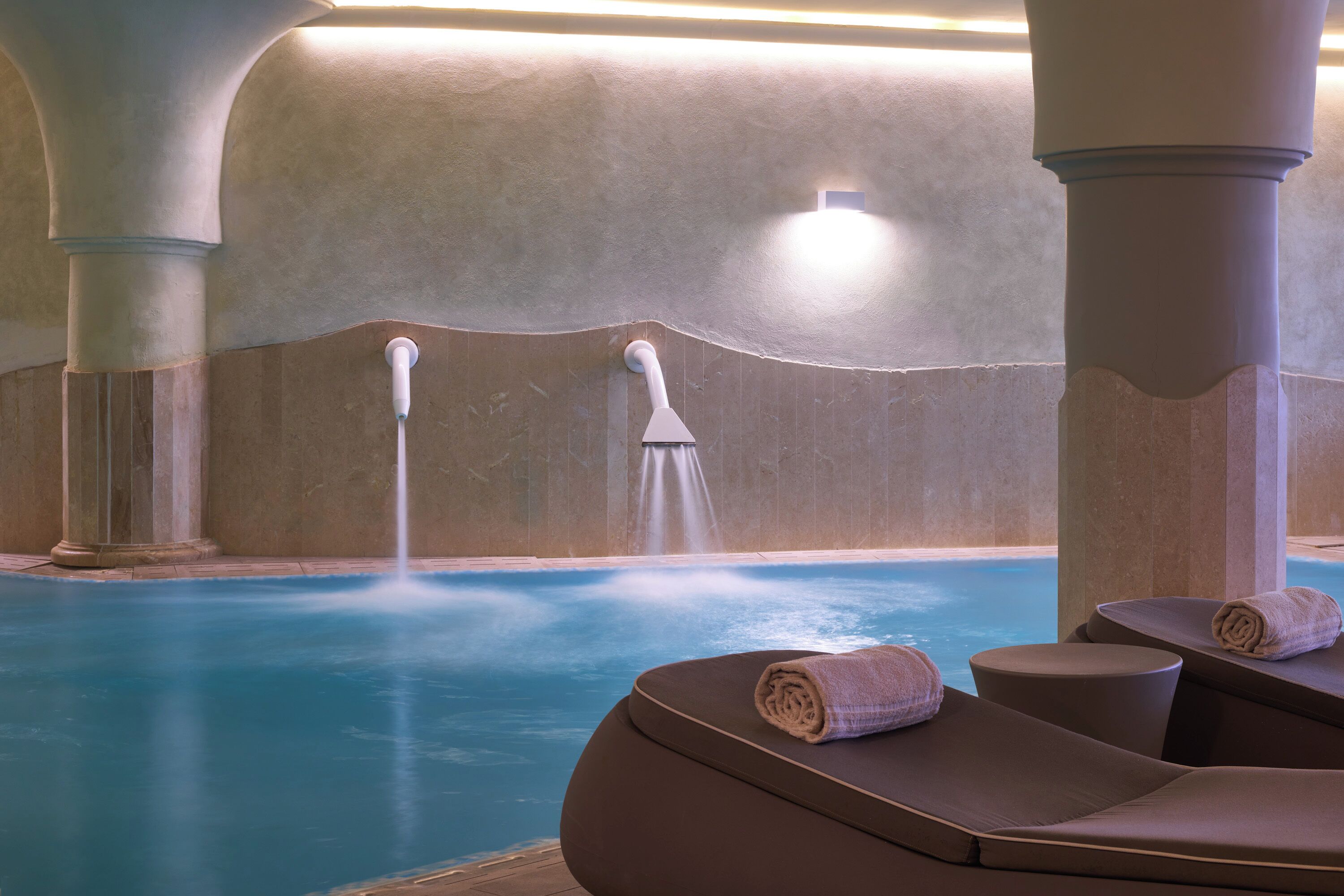 Couples treatment room(s), sauna, hot tub, steam room