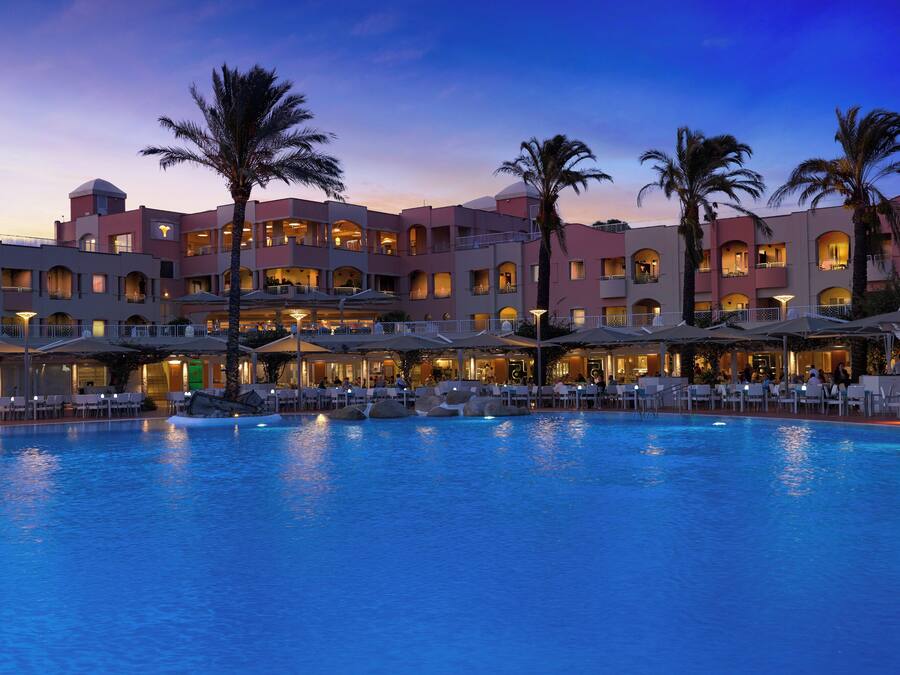 3 restaurants, breakfast, lunch, dinner served; international cuisine