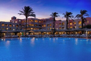 3 restaurantes; se sirve desayuno, almuerzo y cena; cocina internacional