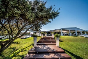 3 restaurantes, se sirven desayunos, comidas y cocina internacional