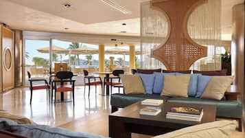 4 bar/lounge, bar tepi kolam renang dan bar pantai