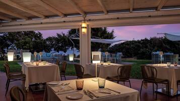 3 restaurants, breakfast, lunch, dinner served; international cuisine