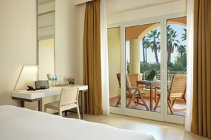 Ropa de cama de alta calidad, cubrecamas y minibar 