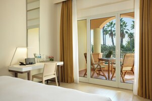 Ropa de cama de alta calidad, cubrecamas y minibar 