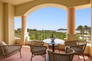 Suite Junior, 1 très grand lit et 1 canapé-lit, vue partielle sur la mer | Vue depuis le balcon