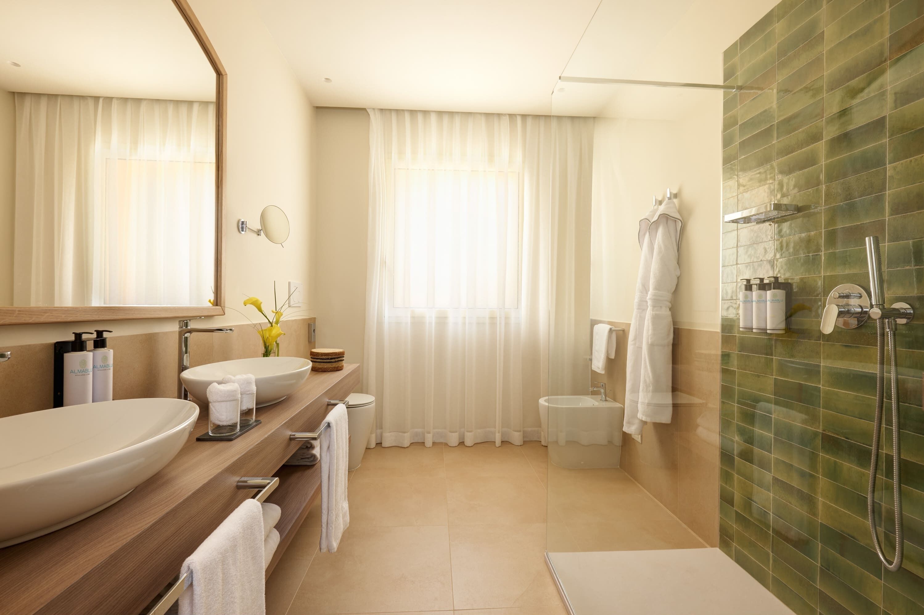 Un baño moderno con lavamanos grande, inodoro y zona de ducha.