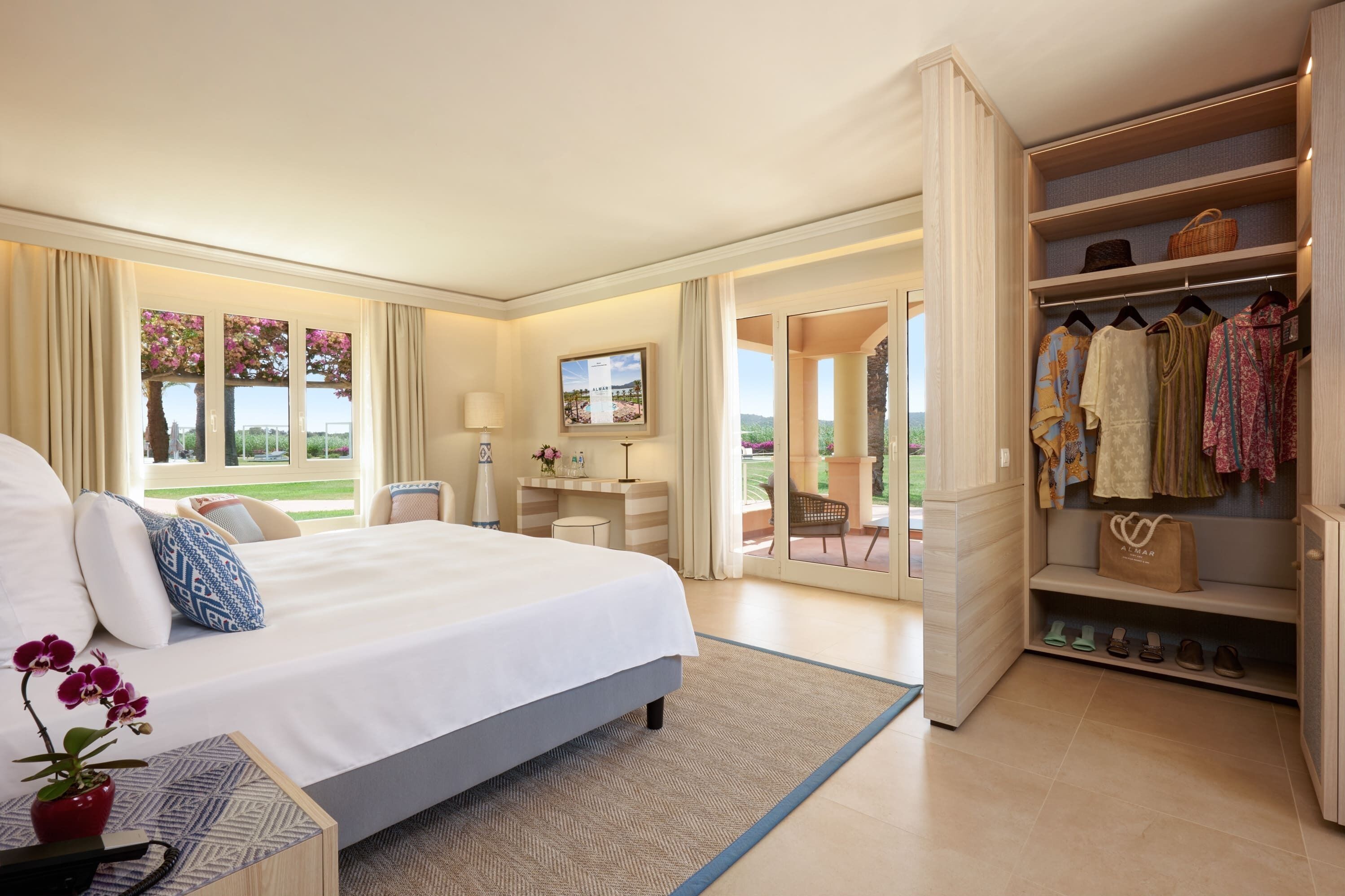 Junior-Suite, 1 King-Bett, Gartenblick | Hochwertige Bettwaren, Daunenbettdecken, Minibar, Zimmersafe