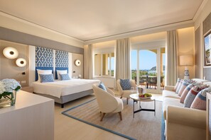 Phòng Suite Junior, 1 giường cỡ king và sofa giường, quang cảnh một góc biển | 1 phòng ngủ, bộ đồ giường cao cấp, chăn bông, minibar 