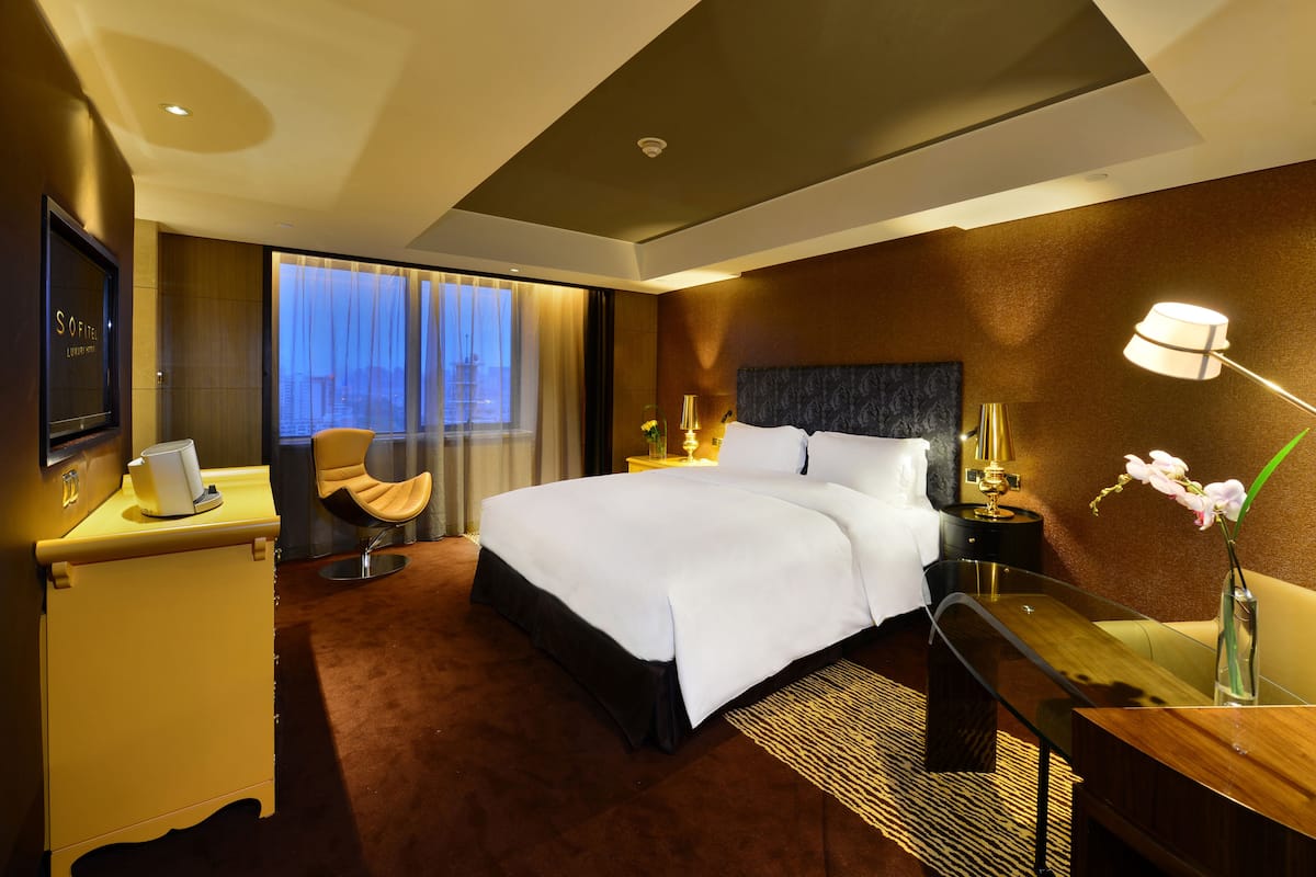 Superior Room, 1 King Bed, Club Lounge Access | 1 bedroom, premium bedding, down comforters, minibar