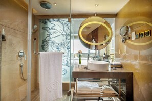 Articles de toilette gratuits, sèche-cheveux, peignoirs, chaussons