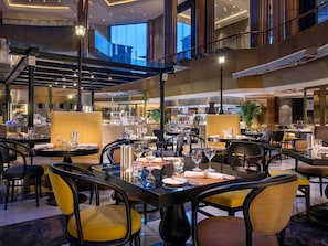 3 restaurants, breakfast served