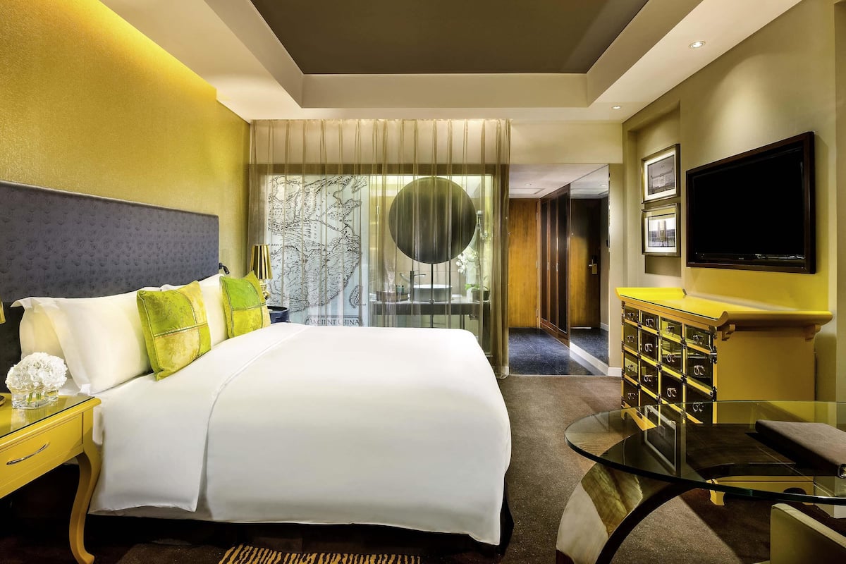 Habitación de lujo, 1 cama de matrimonio grande (High Floor) | 1 dormitorio, ropa de cama de alta calidad, edredones de plumas