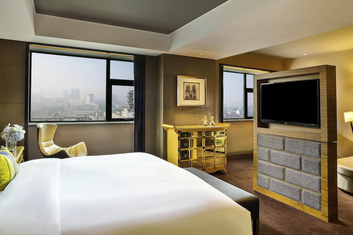 Quarto superluxo, 1 cama King, acesso ao Club Lounge | 1 quarto, roupas de cama premium, edredons de pluma, frigobar