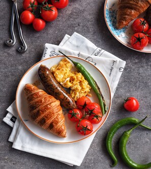 Daily buffet breakfast (CNY 168 per person)