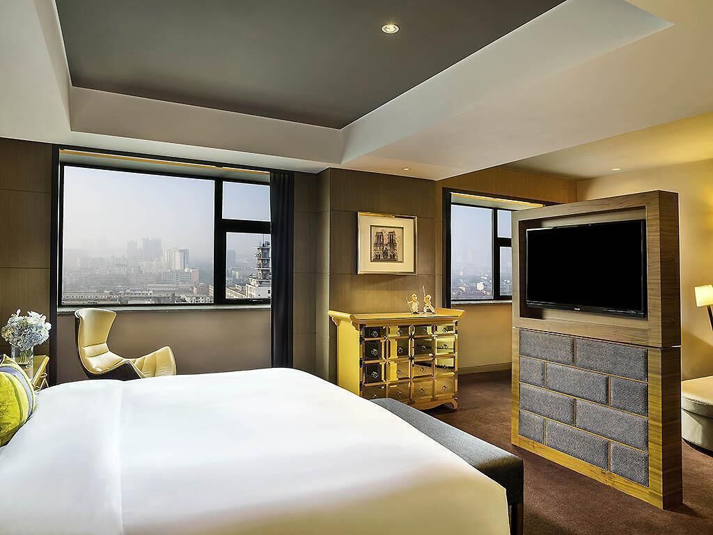 Luxury Room, 1 King Bed, Club Lounge Access | 1 bedroom, premium bedding, down comforters, minibar