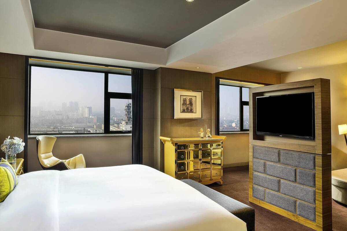 1 bedroom, premium bedding, down duvets, minibar