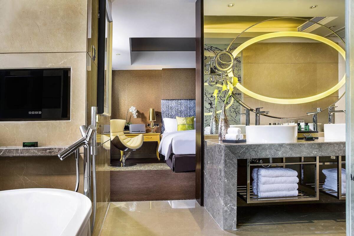Suite Club, 1 cama King size | 1 habitación, ropa de cama de alta calidad, edredón y minibar 